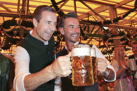 Wiesn Anstich auf dem Oktoberfest 2019 im Schottenhamel Festzelt in München