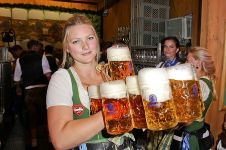 Wiesn Anstich auf dem Oktoberfest 2019 im Schottenhamel Festzelt in München