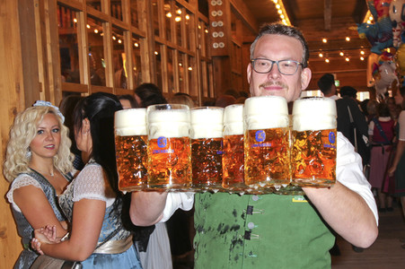 Wiesn Anstich auf dem Oktoberfest 2019 im Schottenhamel Festzelt in München