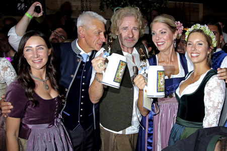 Im Marstall Festzelt auf dem Oktoberfest 2019 in München