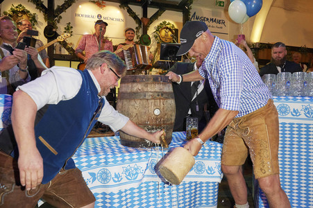 Offizieller Wiesn Anstich 2019 im Hofbräu Berlin
