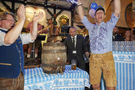 Offizieller Wiesn Anstich 2019 im Hofbräu Berlin