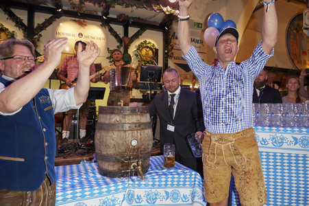 Offizieller Wiesn Anstich 2019 im Hofbräu Berlin