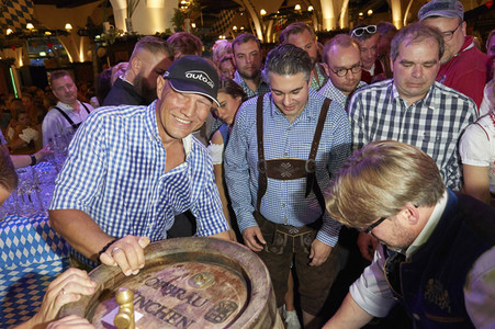 Offizieller Wiesn Anstich 2019 im Hofbräu Berlin