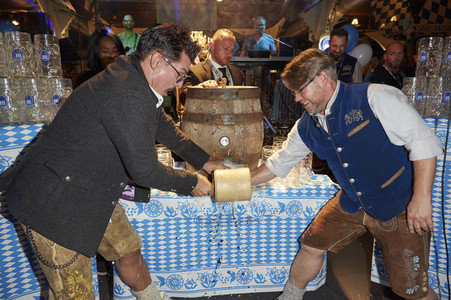 Offizieller Wiesn Anstich 2019 im Hofbräu Berlin