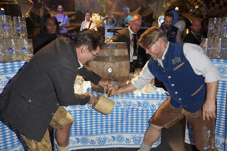 Offizieller Wiesn Anstich 2019 im Hofbräu Berlin