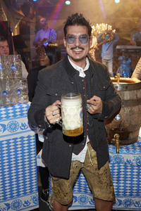 Offizieller Wiesn Anstich 2019 im Hofbräu Berlin