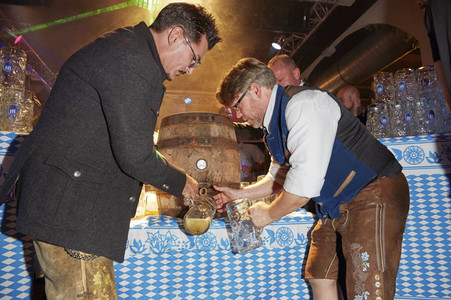 Offizieller Wiesn Anstich 2019 im Hofbräu Berlin