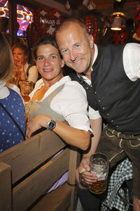 In Käfers Wiesn Schänke auf dem Oktoberfest 2019 in München