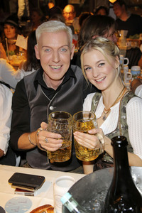 In Käfers Wiesn Schänke auf dem Oktoberfest 2019 in München