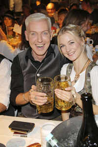 In Käfers Wiesn Schänke auf dem Oktoberfest 2019 in München