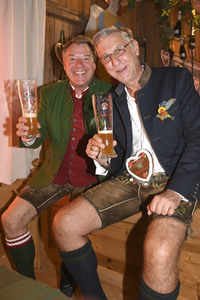 In Kufflers Weinzelt auf dem Oktoberfest 2019 in München