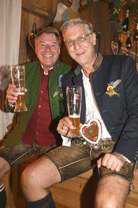 In Kufflers Weinzelt auf dem Oktoberfest 2019 in München