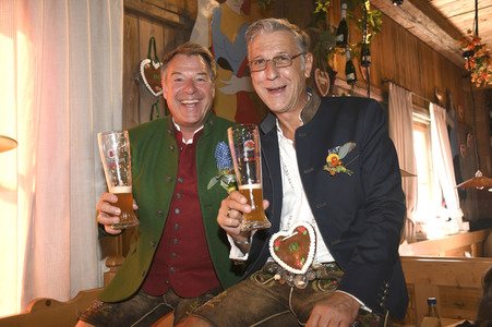 In Kufflers Weinzelt auf dem Oktoberfest 2019 in München