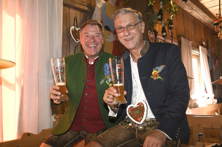 In Kufflers Weinzelt auf dem Oktoberfest 2019 in München