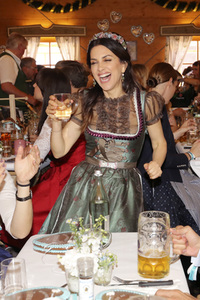 Im Schützen-Festzelt auf dem Oktoberfest 2019 in München