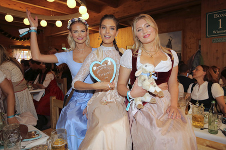 Im Schützen-Festzelt auf dem Oktoberfest 2019 in München