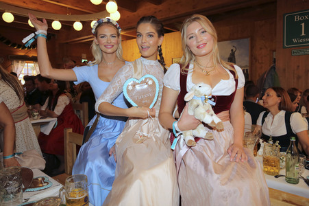 Im Schützen-Festzelt auf dem Oktoberfest 2019 in München