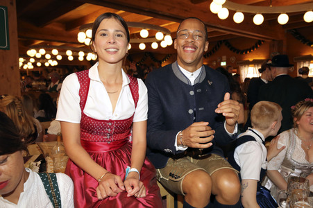 Im Schützen-Festzelt auf dem Oktoberfest 2019 in München