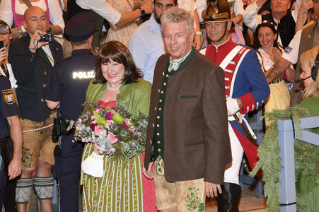 Wiesn Anstich auf dem Oktoberfest 2019 im Schottenhamel Festzelt in München