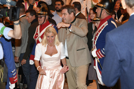 Wiesn Anstich auf dem Oktoberfest 2019 im Schottenhamel Festzelt in München