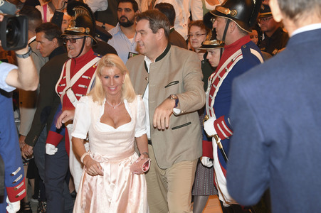 Wiesn Anstich auf dem Oktoberfest 2019 im Schottenhamel Festzelt in München