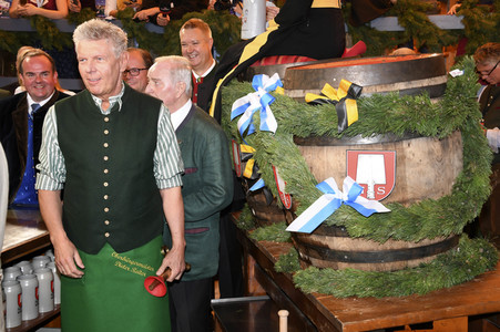 Wiesn Anstich auf dem Oktoberfest 2019 im Schottenhamel Festzelt in München