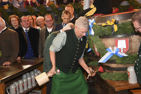 Wiesn Anstich auf dem Oktoberfest 2019 im Schottenhamel Festzelt in München