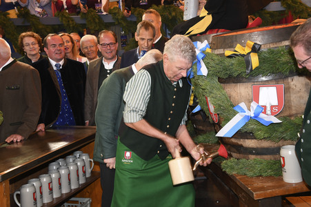 Wiesn Anstich auf dem Oktoberfest 2019 im Schottenhamel Festzelt in München