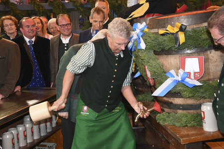 Wiesn Anstich auf dem Oktoberfest 2019 im Schottenhamel Festzelt in München