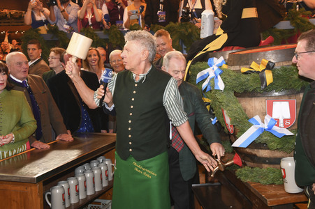Wiesn Anstich auf dem Oktoberfest 2019 im Schottenhamel Festzelt in München