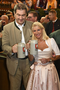 Wiesn Anstich auf dem Oktoberfest 2019 im Schottenhamel Festzelt in München
