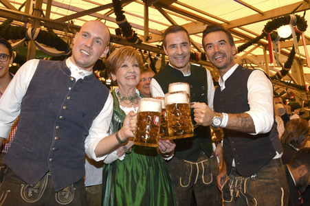 Wiesn Anstich auf dem Oktoberfest 2019 im Schottenhamel Festzelt in München
