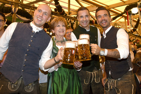 Wiesn Anstich auf dem Oktoberfest 2019 im Schottenhamel Festzelt in München