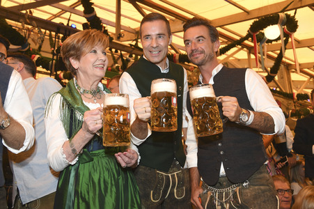Wiesn Anstich auf dem Oktoberfest 2019 im Schottenhamel Festzelt in München