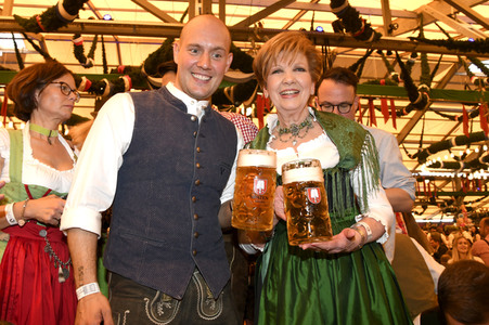 Wiesn Anstich auf dem Oktoberfest 2019 im Schottenhamel Festzelt in München