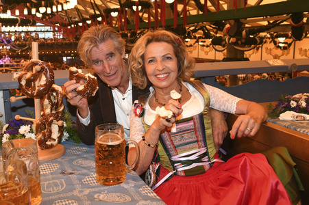 Wiesn Anstich auf dem Oktoberfest 2019 im Schottenhamel Festzelt in München