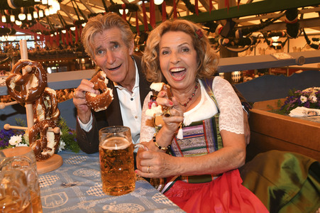 Wiesn Anstich auf dem Oktoberfest 2019 im Schottenhamel Festzelt in München