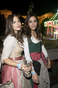 In Käfers Wiesn Schänke auf dem Oktoberfest 2019 in München