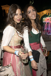 In Käfers Wiesn Schänke auf dem Oktoberfest 2019 in München