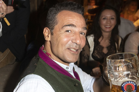 In Käfers Wiesn Schänke auf dem Oktoberfest 2019 in München