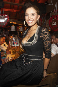 In Käfers Wiesn Schänke auf dem Oktoberfest 2019 in München