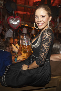 In Käfers Wiesn Schänke auf dem Oktoberfest 2019 in München