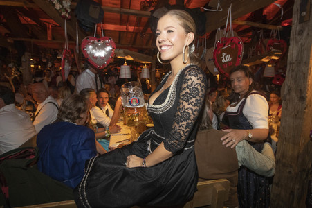 In Käfers Wiesn Schänke auf dem Oktoberfest 2019 in München