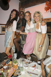 Cathy Hummels Wiesn-Bummel auf dem Oktoberfest 2019 im München