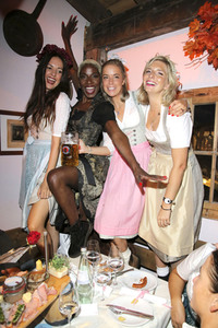 Cathy Hummels Wiesn-Bummel auf dem Oktoberfest 2019 im München