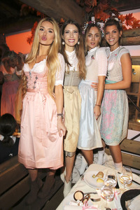 Cathy Hummels Wiesn-Bummel auf dem Oktoberfest 2019 im München