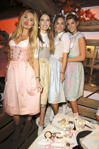 Cathy Hummels Wiesn-Bummel auf dem Oktoberfest 2019 im München