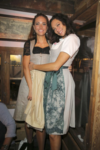 Cathy Hummels Wiesn-Bummel auf dem Oktoberfest 2019 im München