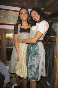 Cathy Hummels Wiesn-Bummel auf dem Oktoberfest 2019 im München